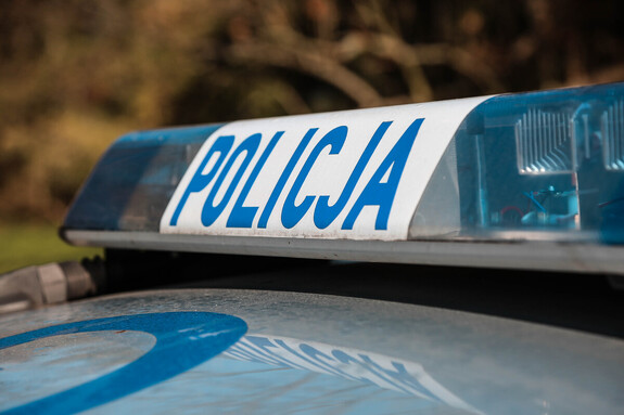 42-latek z Mucharza z pięcioma zarzutami. Groźby, atak i uszkodzenia mienia