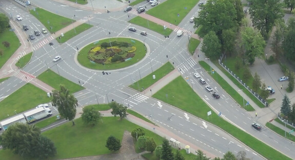 Dron policyjny patrolował ulice Nowego Sącza. 17 wykroczeń w ruchu drogowym
