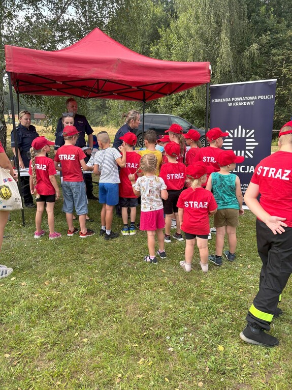 Policjanci edukują o bezpieczeństwie na pikniku w Zalasiu