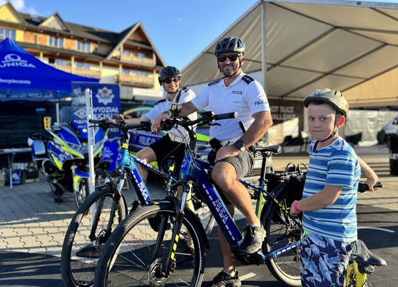 Policjanci z Krakowa udzielali lekcji bezpieczeństwa na Sport Fun Festival w Białce