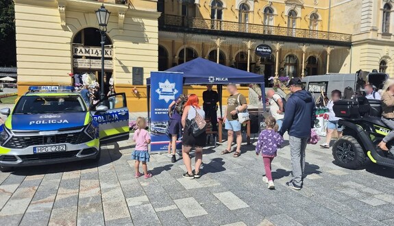 Policjanci z Krynic-Zdroju edukowali turystów o bezpieczeństwie
