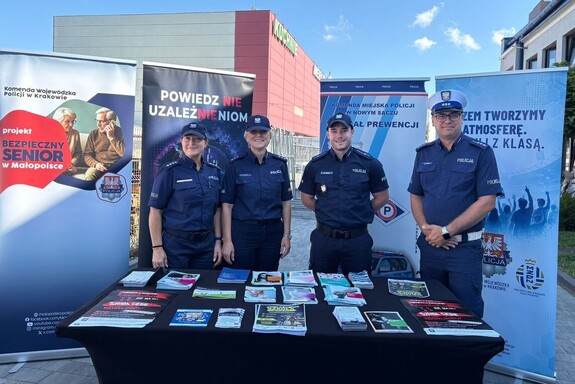 Policjanci z Nowego Sącza i Krakowa promują bezpieczeństwo w szkołach
