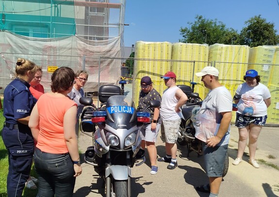 Policjanci z Oświęcimia udzielali rad bezpieczeństwa podopiecznym Stowarzyszenia „Promyk"