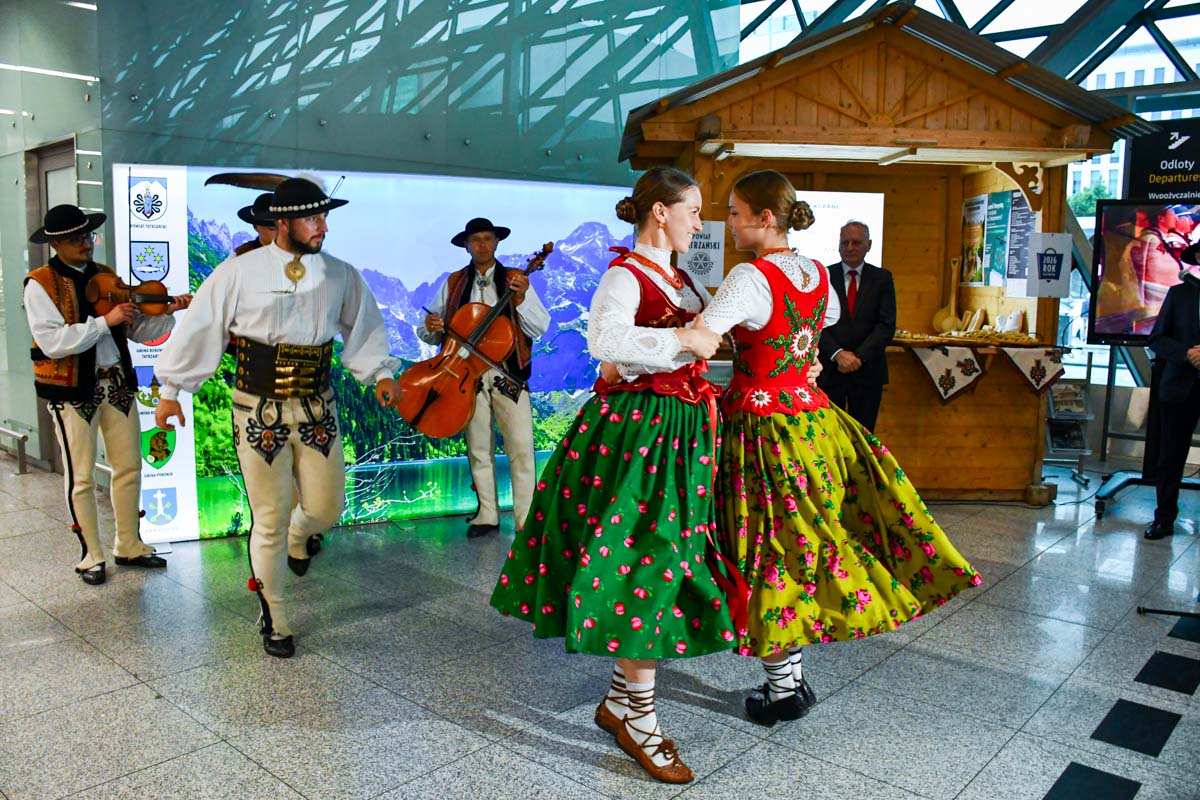 Powiat Tatrzański promuje się na Kraków Airport. Góralskie stoisko i żywa muzyka