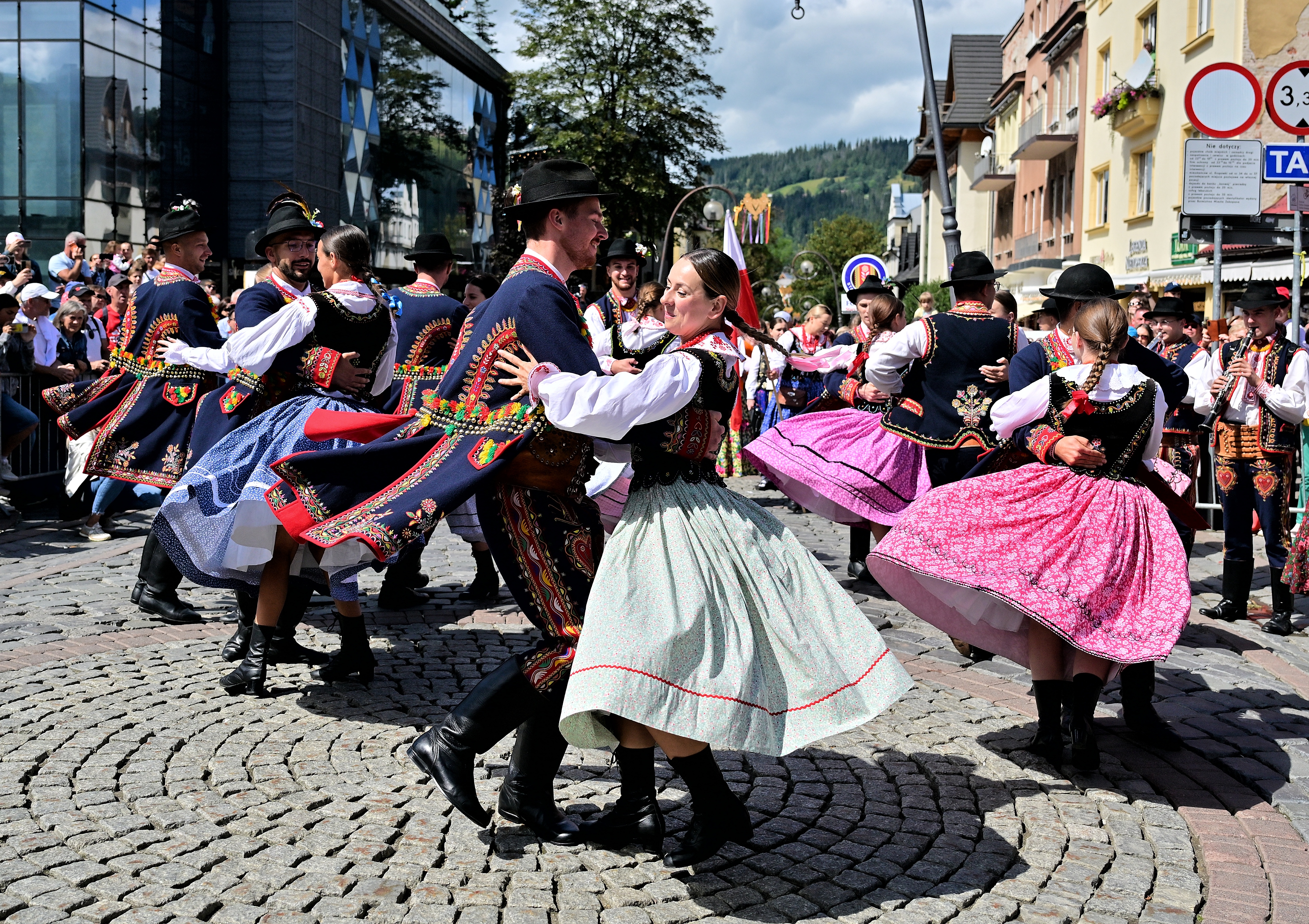 Trzeci dzień 57. Międzynarodowego Festiwalu Folkloru w Zakopane. Folklor na Kasprowym i korowód na Krupówkach