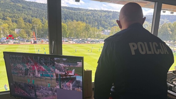 60 policjantów zabezpieczało mecz w Myślenicach. Zatrzymani kibice z pirotechniką