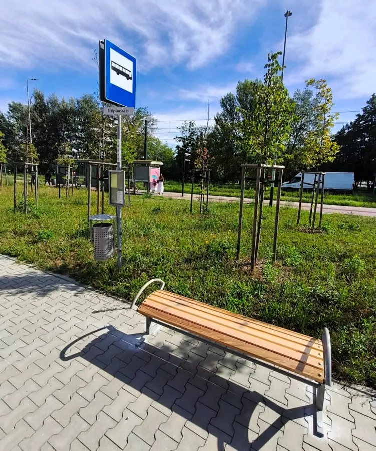 Drewniane ławki na przystankach Krakowa. Koniec z rozgrzanymi siedziskami