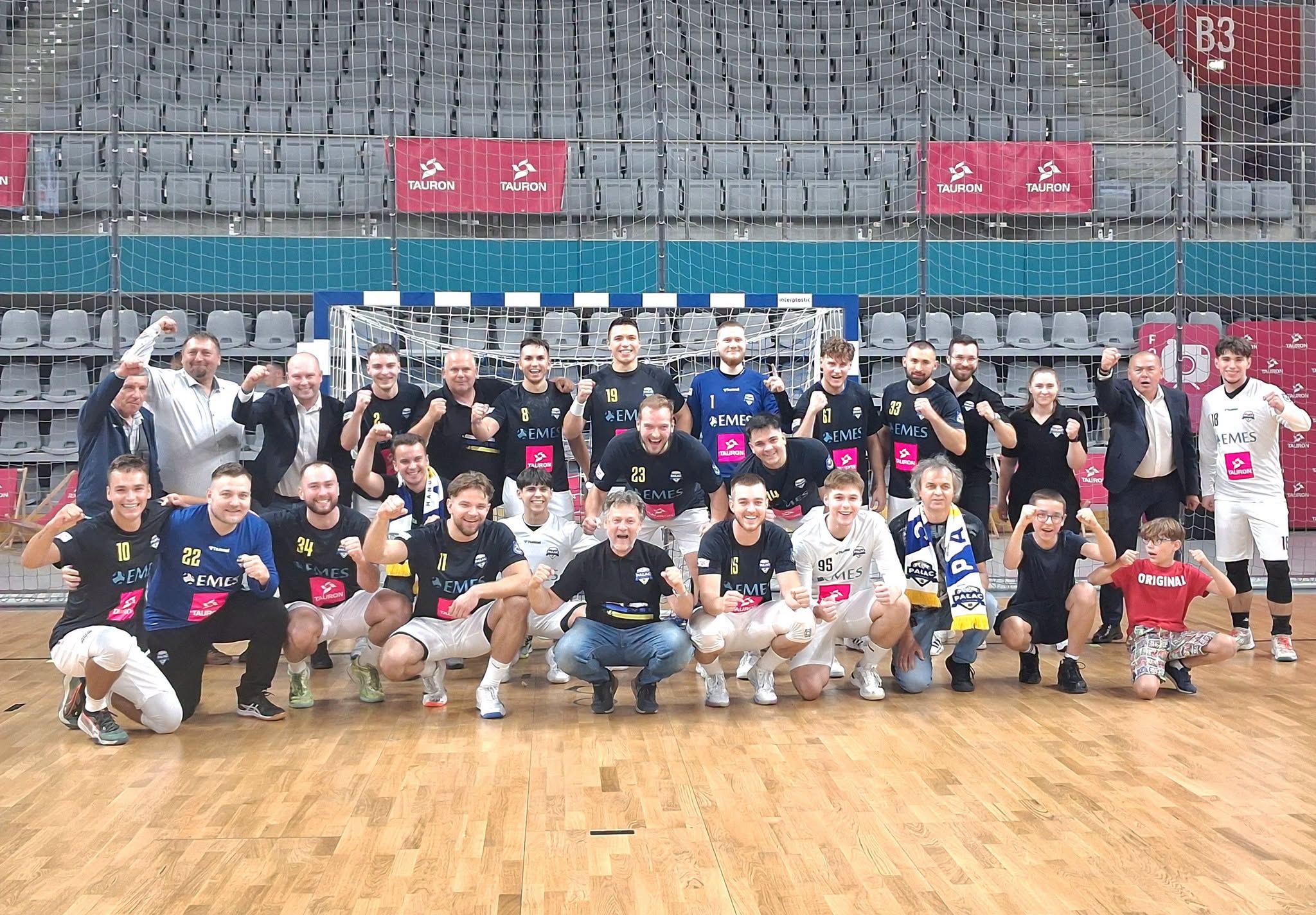 EMES Handball Pałac rozbił się w pierwszej połowie, ale wrócił w drugiej