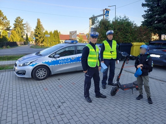 Gorliccy policjanci rozdawali kaski i udzielali lekcji bezpiecznej jazdy