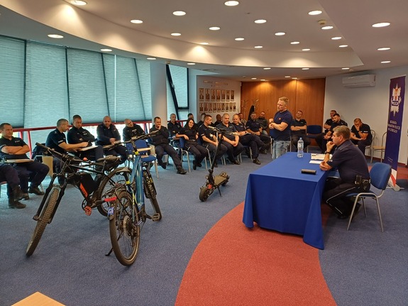 Gorliccy policjanci uczyli się przepisów dla rowerzystów i użytkowników hulajnóg