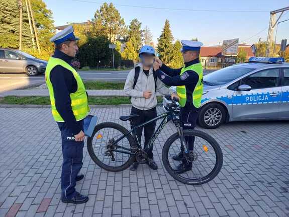 Gorlicka policja rozdaje kaski i uczy dzieci bezpieczeństwa na drodze