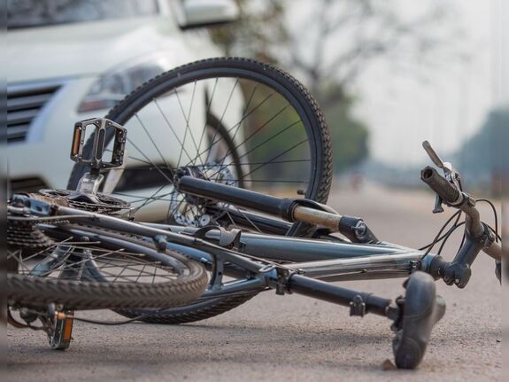 Kierowca Peugeota nie ustąpił pierwszeństwa. Rowerzysta w szpitalu