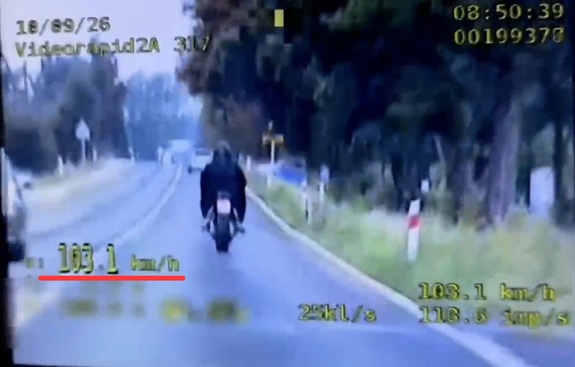 Motocyklista stracił prawo jazdy. Jechał ponad 100 km/h w mieście