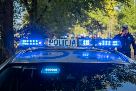 Nietrzeźwy kierowca i poszukiwany pasażer. Działania drogówki przy szkołach