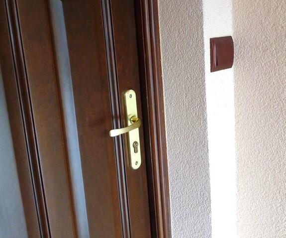 Niezamknięte drzwi to zaproszenie dla złodziei. Apel policji z Nowego Sącza