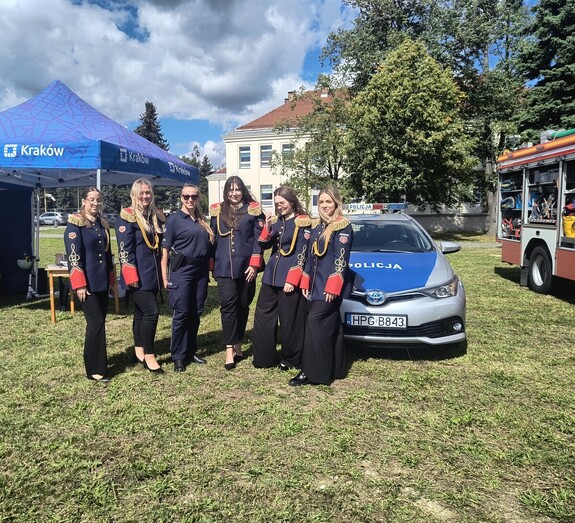 Piknik integracyjny przy szpitalu Żeromskiego z udziałem policji