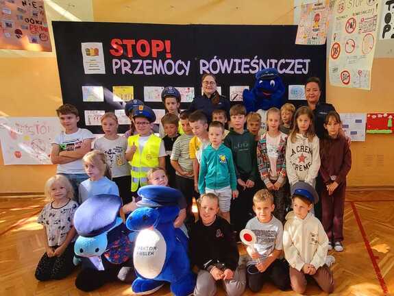 Policja edukuje uczniów przed szkoły w Brzesku. Poruszono przemoc i bezpieczeństwo