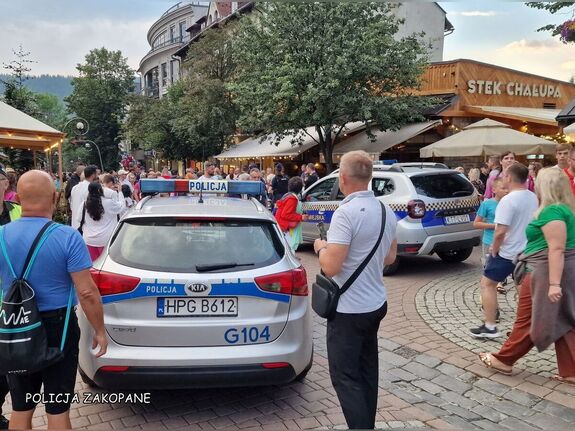Policja interweniuje wobec pijanych turystów w Zakopanem