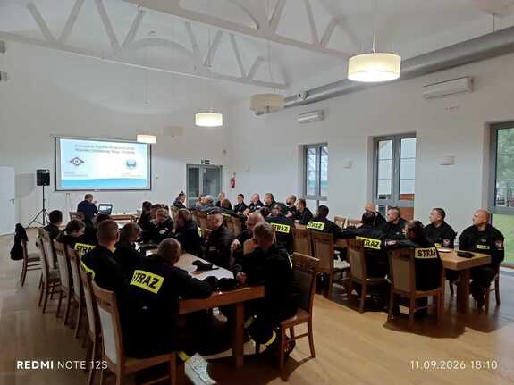Policja szkoliła strażaków z Łużnej. Kursy ruchu drogowego