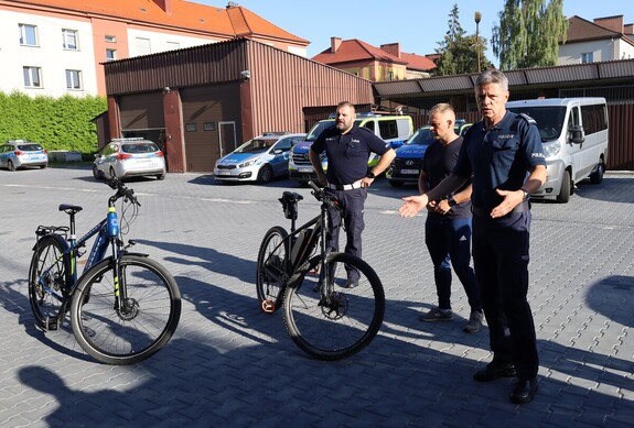 Policja uczy, jak wyłapać nielegalne rowery i hulajnogi elektryczne