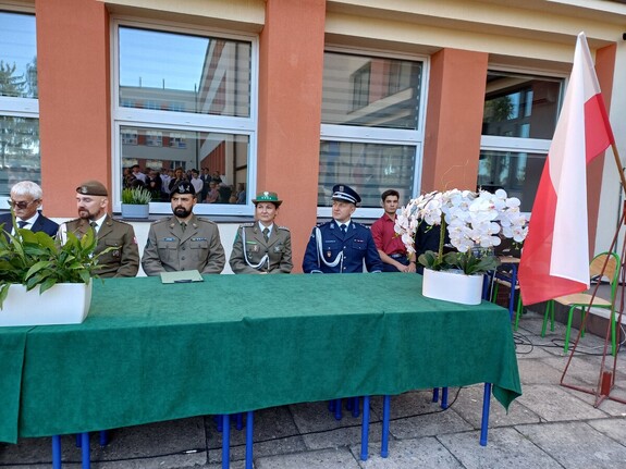 Policja wspiera inaugurację roku szkolnego w Miechowie