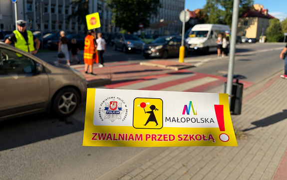 Policjanci dbają o bezpieczeństwo przy szkołach. Trwa akcja "Zwalniam przed szkołą"