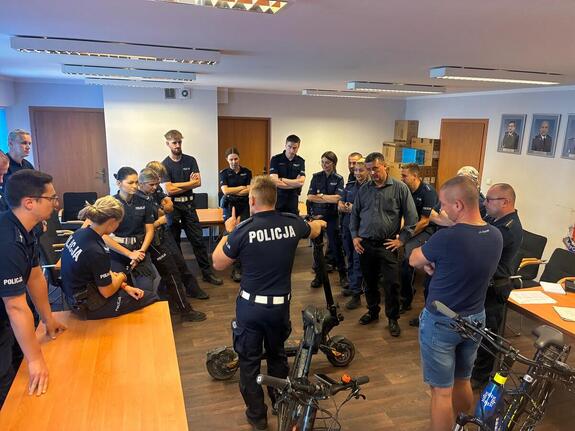 Policjanci i strażnicy doskonalili wiedzę o przepisach dla rowerzystów i hulajnóg