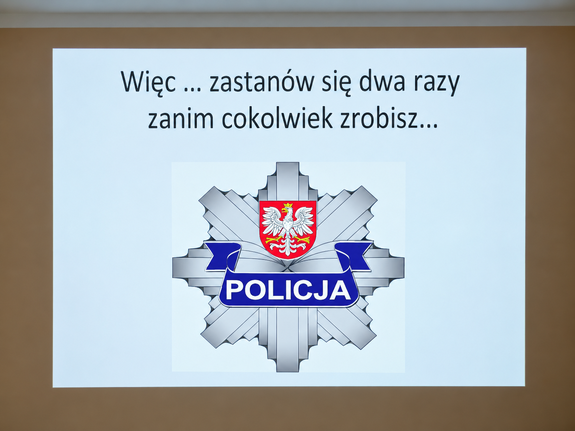 Policjanci rozmawiają z młodzieżą o cyberprzemicy i bezpieczeństwie
