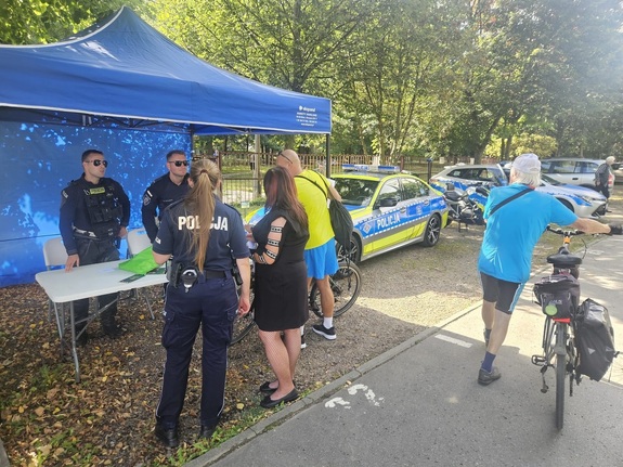 Policjanci spotkali się z krakowianami na pikniku. Udzielali porad o bezpieczeństwie