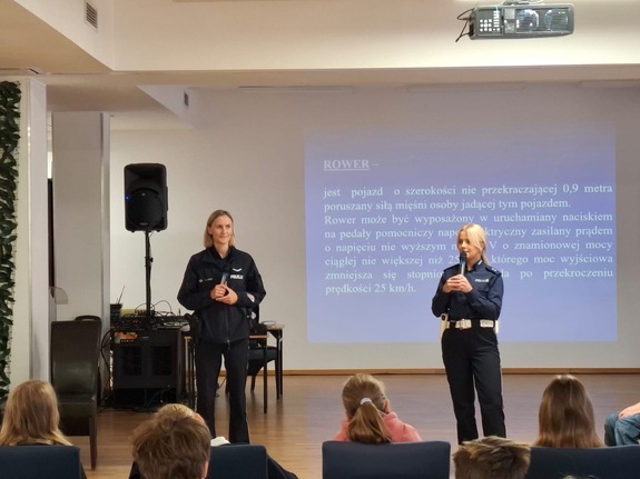 Policjanci uczą dzieci bezpieczeństwa na drodze w Collegium Europejskim