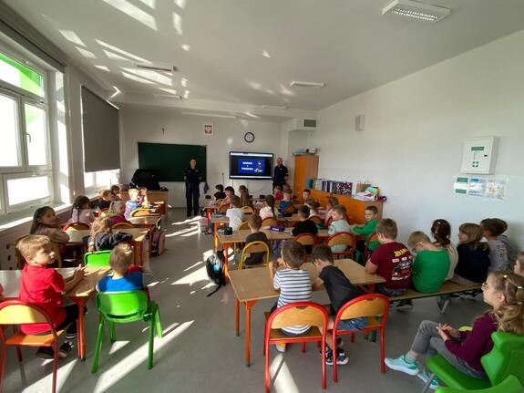 Policjanci uczą najmłodszych bezpieczeństwa w drodze do szkoły
