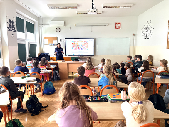 Policjanci udzielali porad bezpieczeństwa uczniom SP nr 155