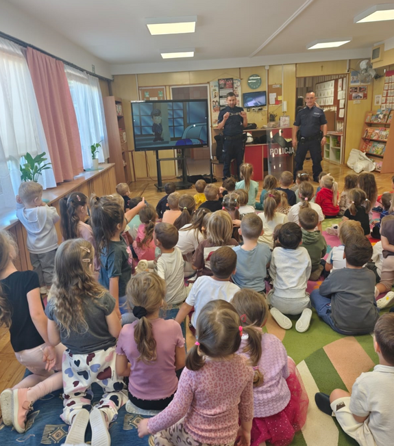 Policjanci z Bochni uczą przedszkolaków zasad bezpieczeństwa na drodze