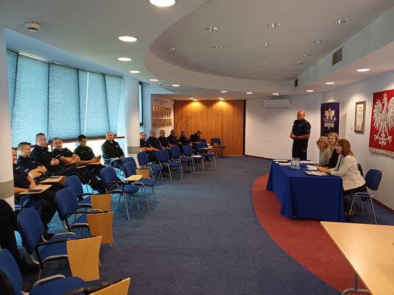 Policjanci z Gorlic uczyli się o pracy PCPR. Fokus na ochronę rodzin