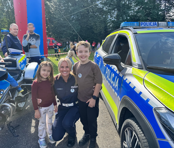 Policjanci z Krakowa na charytatywnym pikniku w SP 27