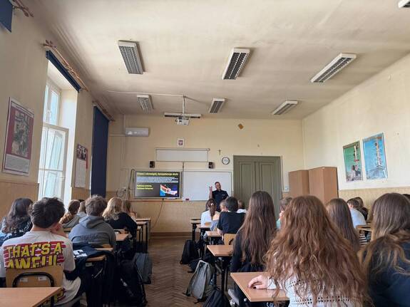Policjanci z Krakowa rozmawiają z uczniami o hejcie, cyberprzemocy i zagrożeniach w sieci