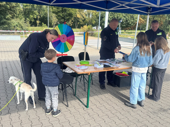 Policjanci z Krakowa uczyili bezpieczeństwa na drodze. Były symulatory i gadżety