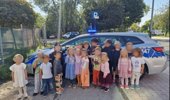 Policjanci z Krakowa udzielali przedszkolakom lekcji bezpieczeństwa