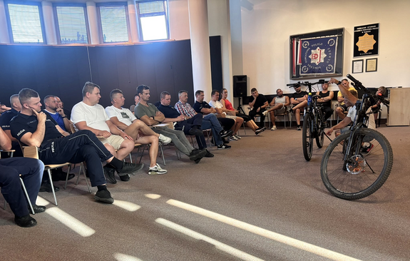Policjanci z powiatu olkuskiego szkolą się z przepisów dla rowerzystów i hulajnóg