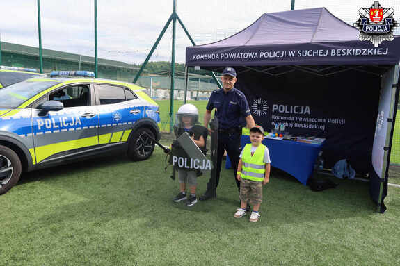 Policjanci z Suchej Beskidzkiej udzielali lekcji bezpieczeństwa na stadionie w Jordanowie