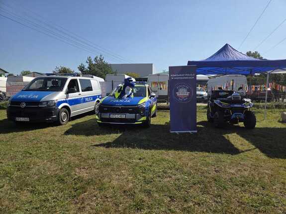 Policjanci z Wieliczki integrują się z mieszkańcami Niepołomić na pikniku charytatywnym