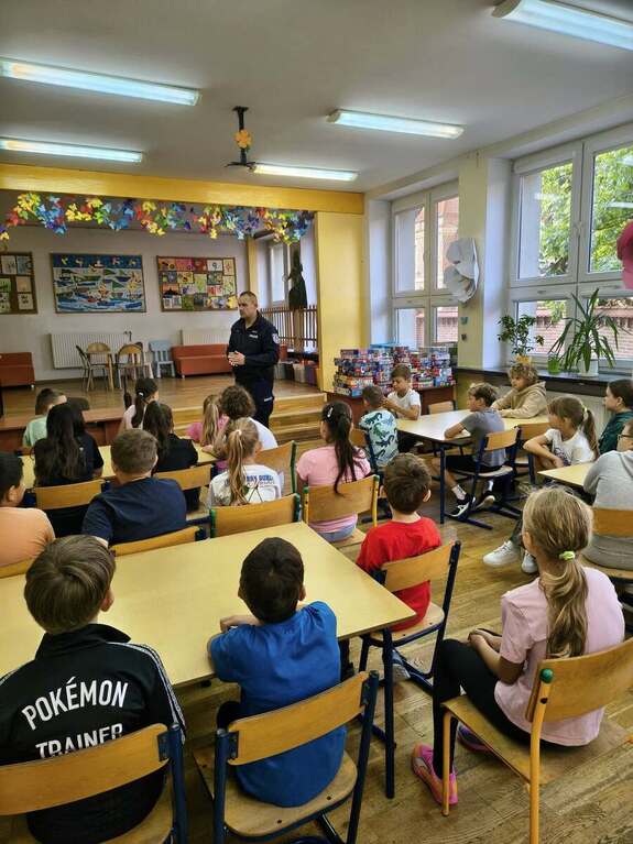 Policjant uczy uczniów SP3 w Tarnowie, jak bezpiecznie chodzić do szkoły