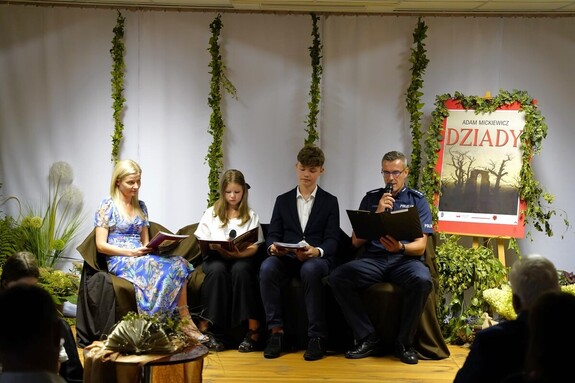 Policjant z Dąbrowy Tarnowskiej czytał "Dziady" Mickiewicza