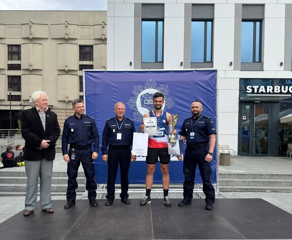 Policjant z Oświęcimia triumfował w charytatywnym biegu po schodach w Łodzi
