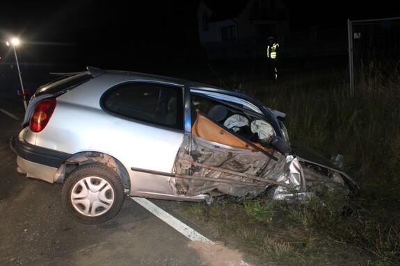 Ukradł samochód, spowodował wypadek i uciekł do lasu. Policja użyła drona
