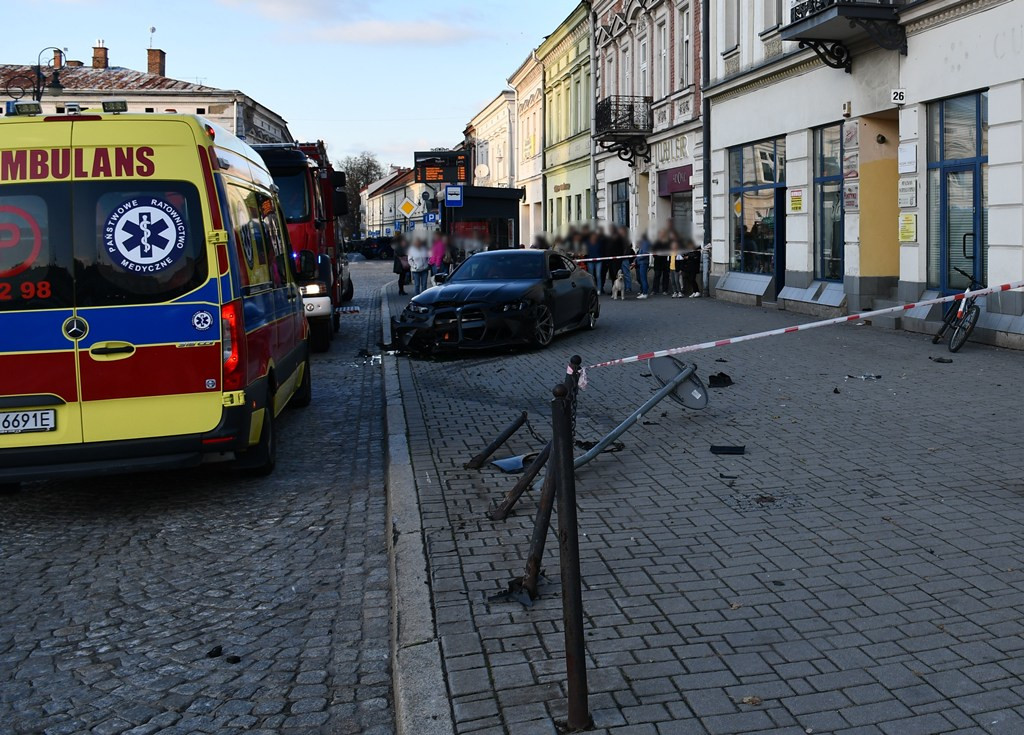 22-latek z BMW usłyszał zarzuty. Wjechał na chodnik w centrum Nowego Sącza