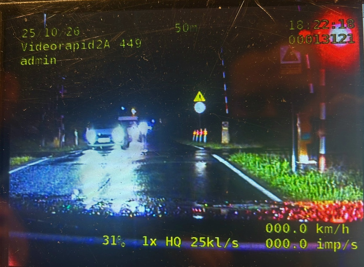 26-latek wjechał na przejazd kolejowy na czerwonym świetle. Zapłaci 2 tys. złotych