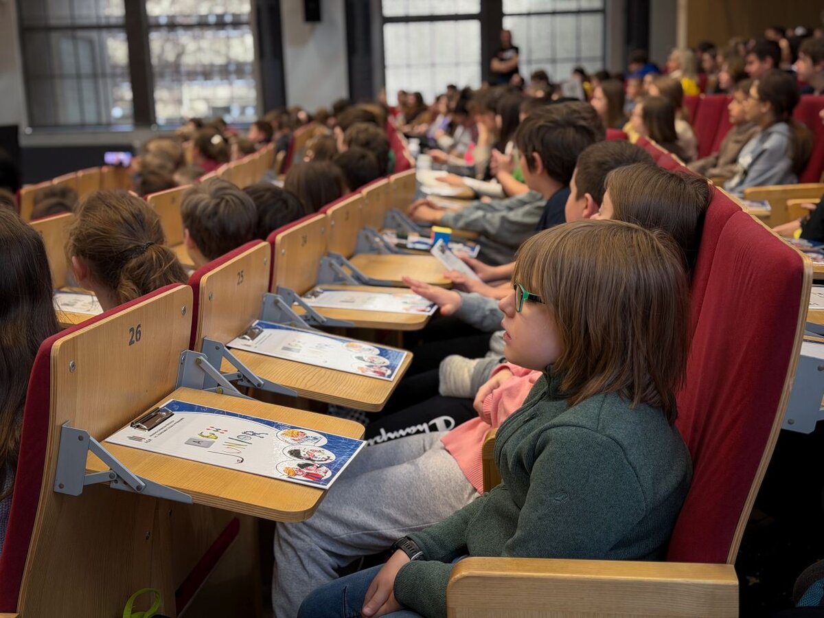 AGH Junior otwiera zapisy na nowe warsztaty. „Z fizyką w kosmos" i „Operacja H₂O"