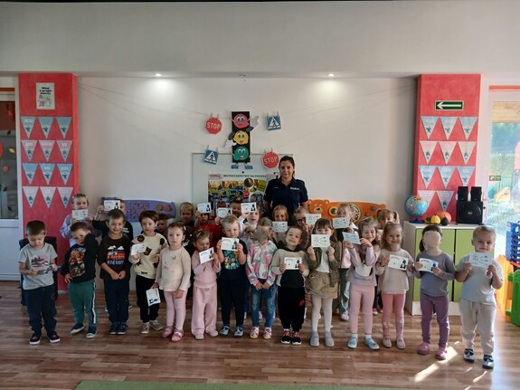 Brzescy dzielnicowi uczą dzieci bezpieczeństwa. Spotkania w szkołach i przedszkolach