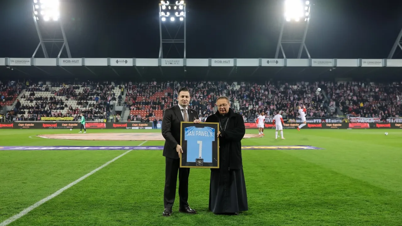 Cracovia oddała hołd św. Janowi Pawłowi II. Specjalna koszulka dla kardynała Rysia